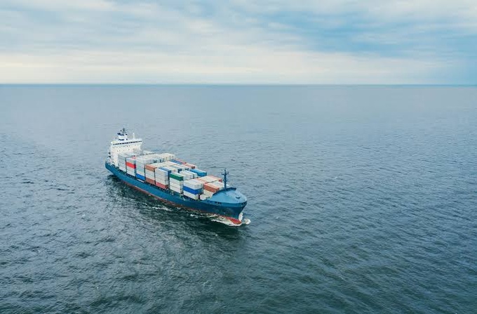 Bloomberg reports near-total halt in shipping in the Strait of Hormuz