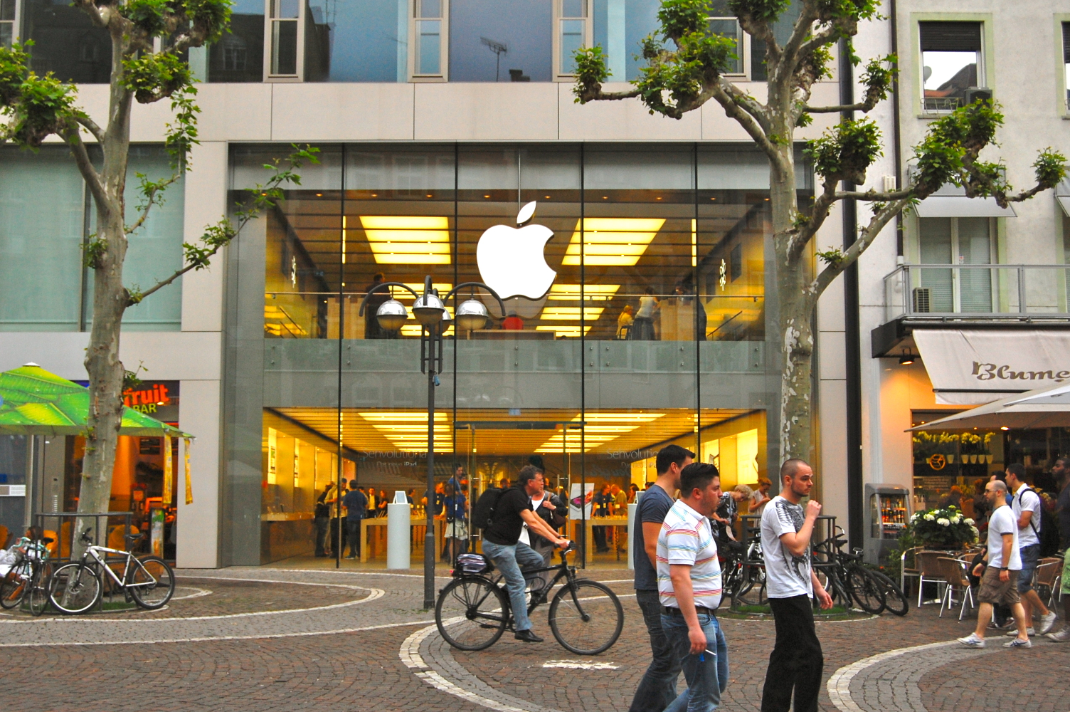 Apple increased quarterly revenue by 16%