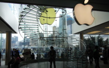 Weak forecast puts Apple’s shares down Weak forecast puts Apple’s shares down