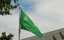 Saudi Arabia lowers oil prices to attract buyers