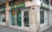 Italy's Intesa cuts its share buyback program for 2022